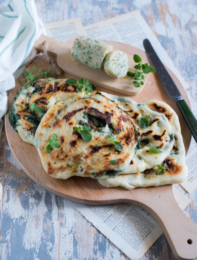 Pane naan con mozzarella e spinaci